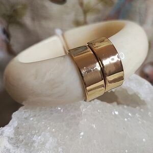 Pink Linen Brand Ivory Cream Marbled Lucite Gold Tone Hinged Bangle Bracelet